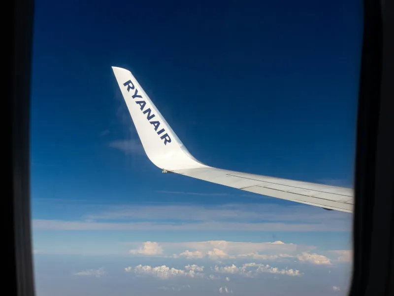 A view of the wing of an airplane in the sky